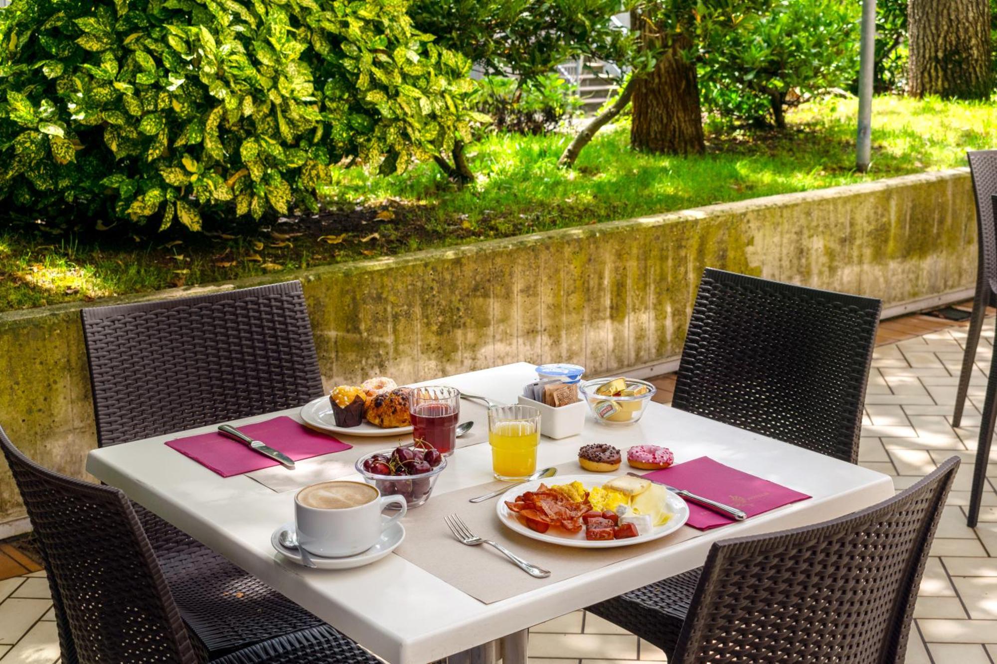 Hotel Falco D'Oro Tole Екстериор снимка