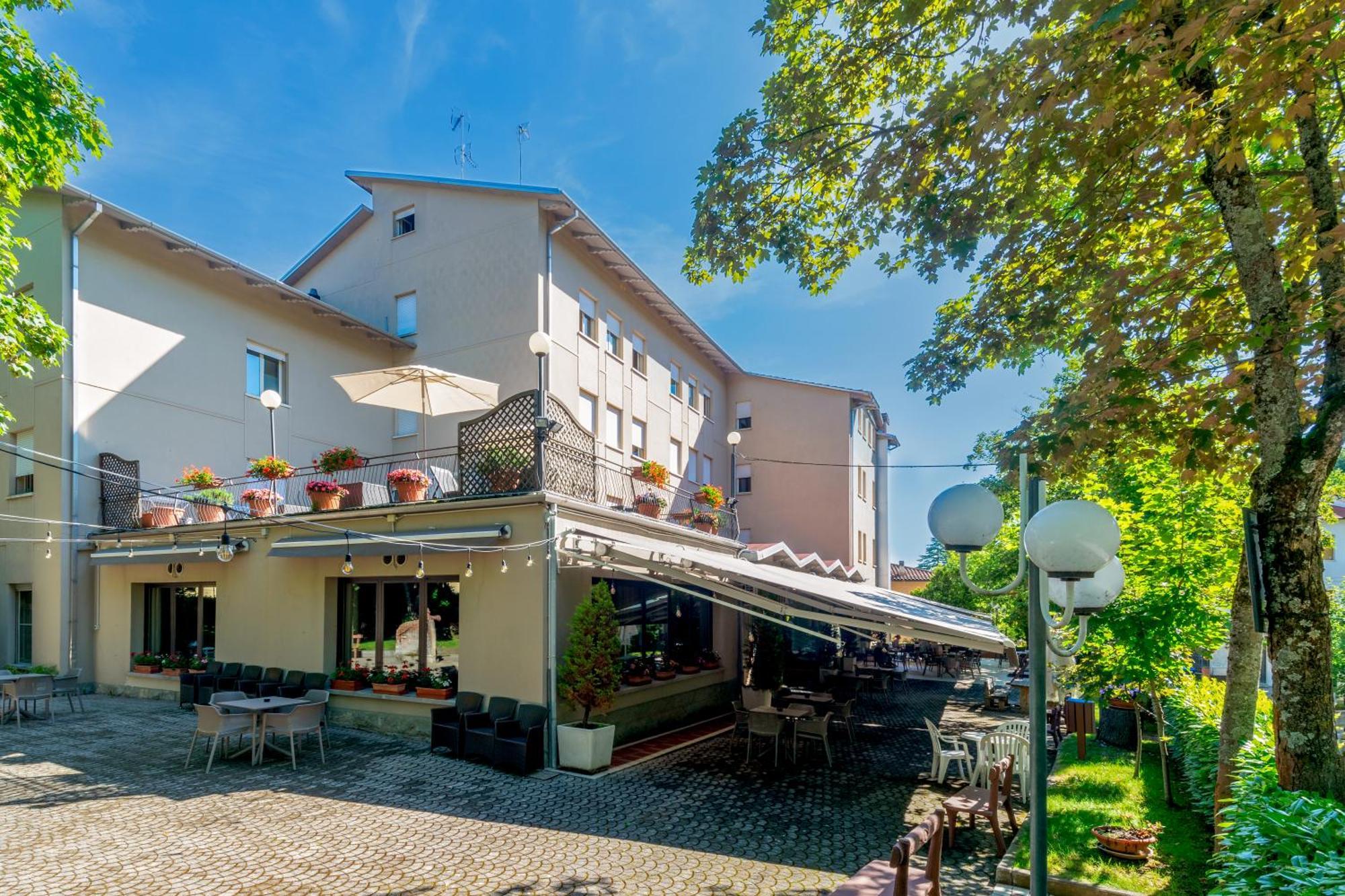 Hotel Falco D'Oro Tole Екстериор снимка