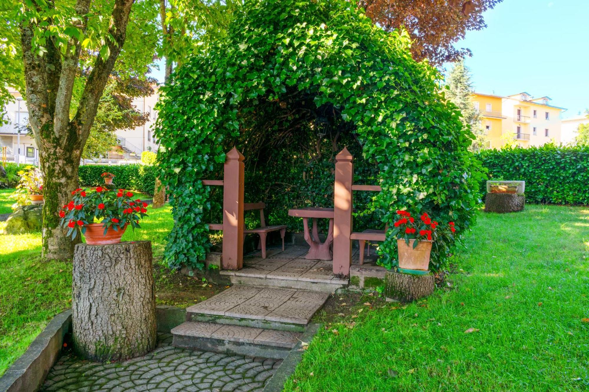Hotel Falco D'Oro Tole Екстериор снимка