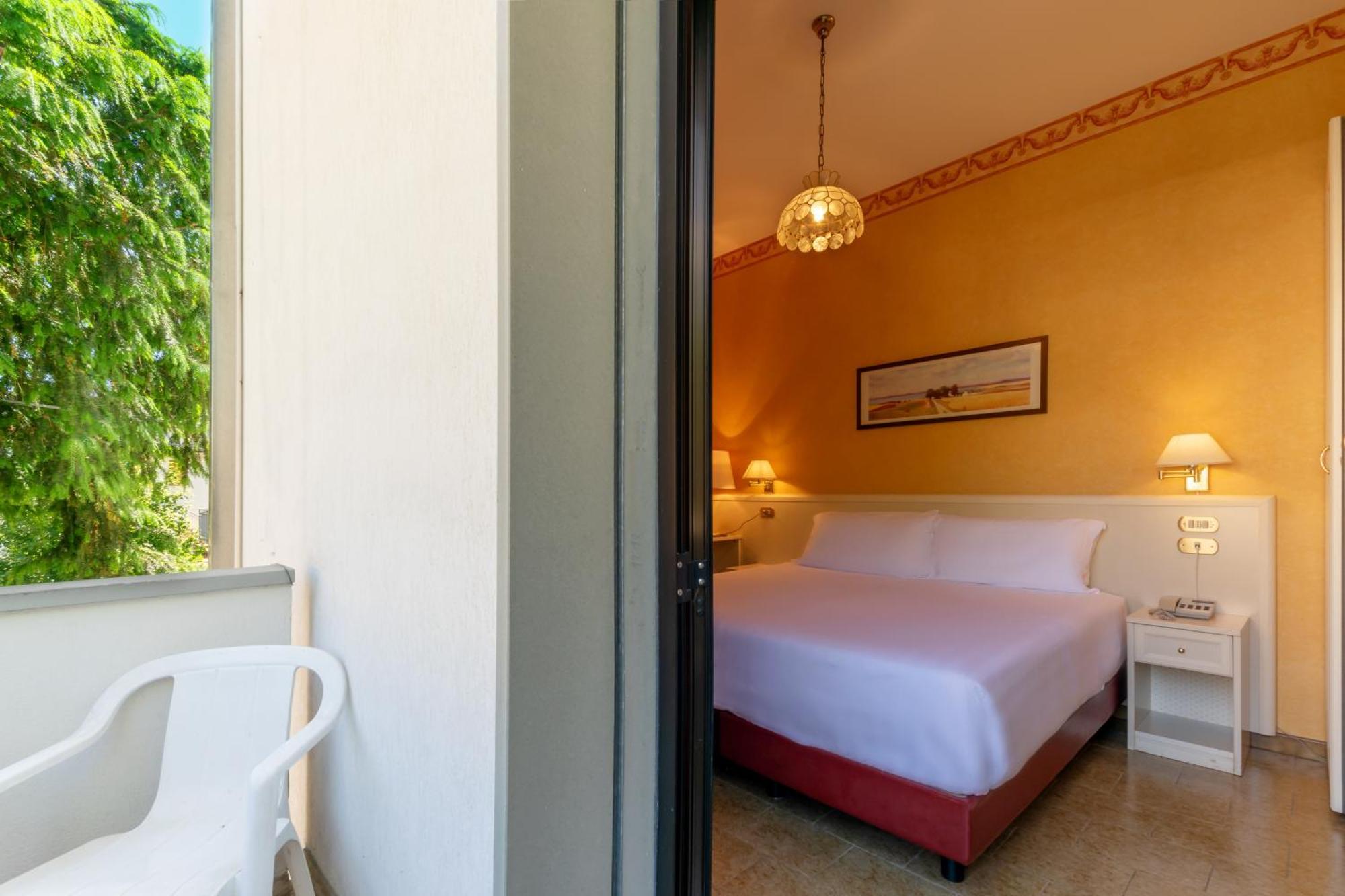 Hotel Falco D'Oro Tole Екстериор снимка