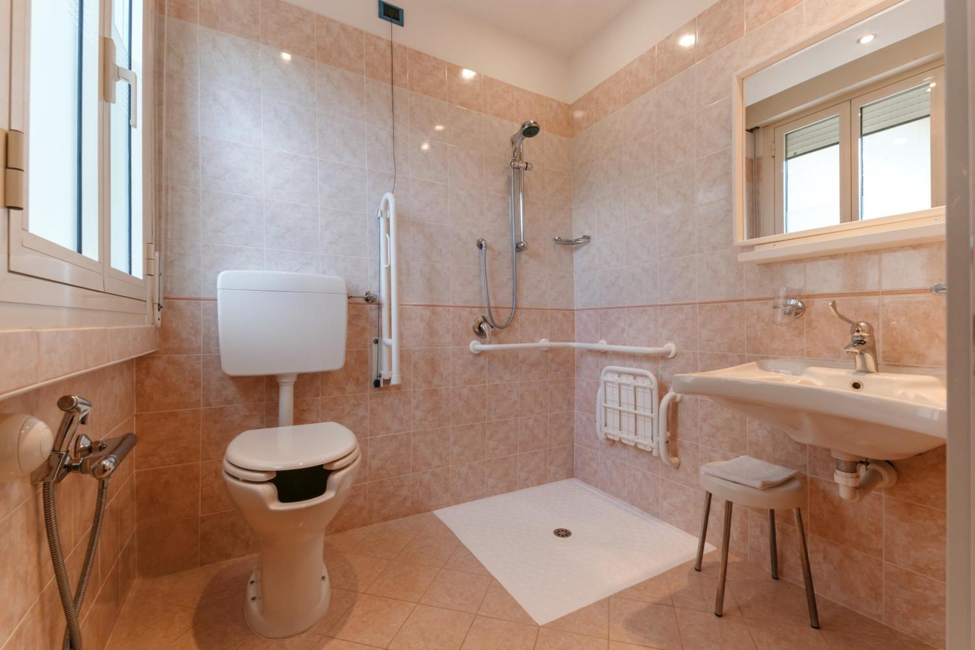 Hotel Falco D'Oro Tole Екстериор снимка