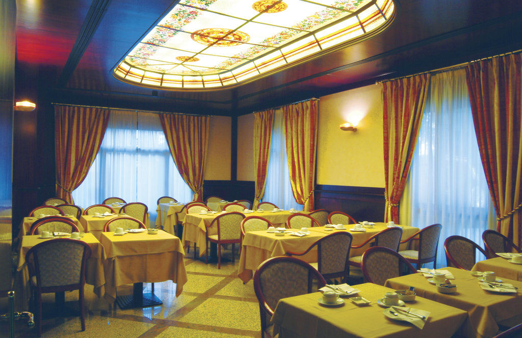 Hotel Falco D'Oro Tole Ресторант снимка
